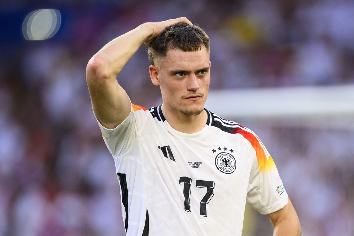 ARCHIV - 05.07.2024, Baden-Württemberg, Stuttgart: Fußball: EM, Spanien - Deutschland, Finalrunde, Viertelfinale, Stuttgart Arena, Deutschlands Florian Wirtz reagiert nach dem Spiel unzufrieden. (zu d ...