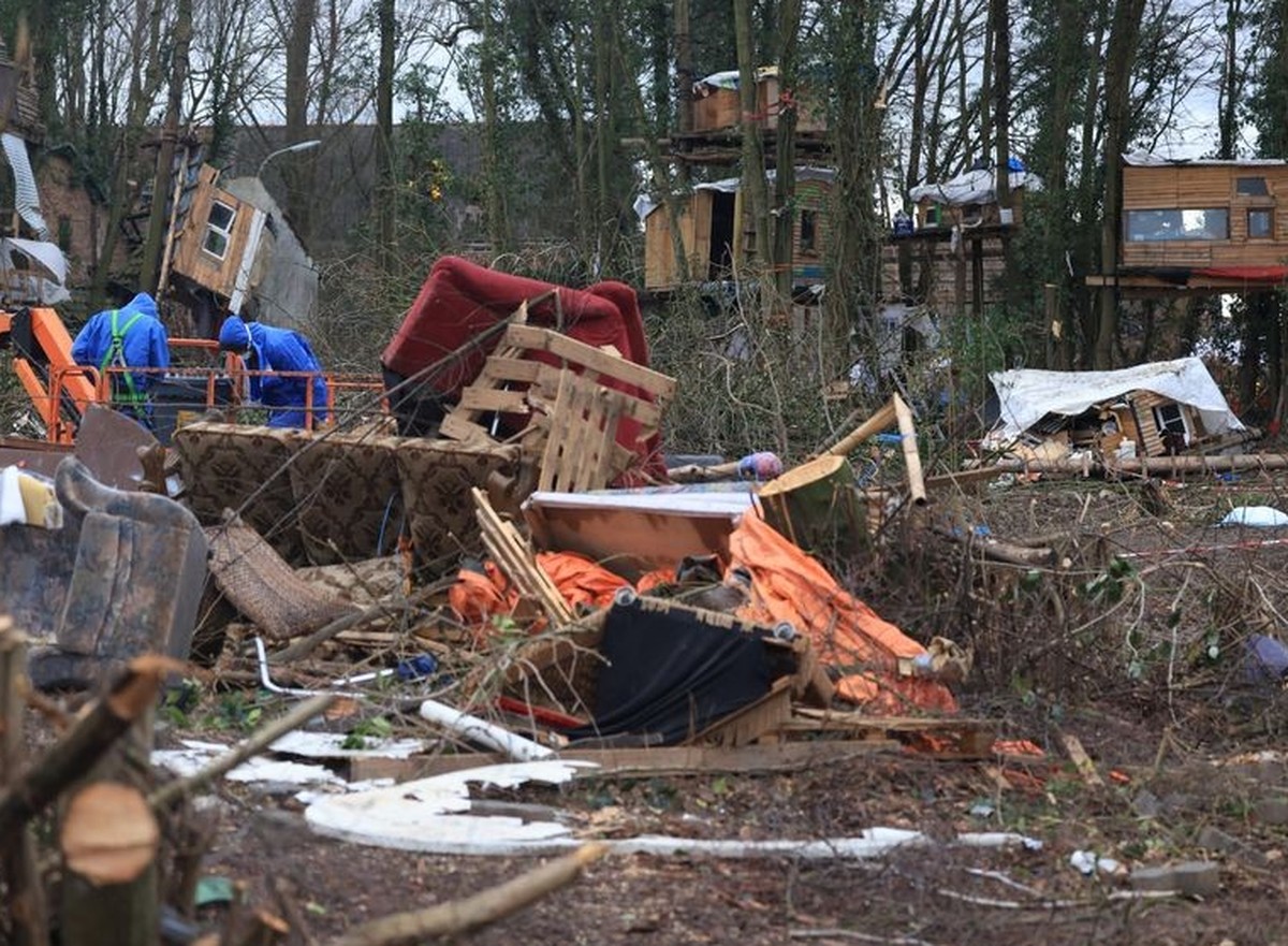 16.01.2023, Nordrhein-Westfalen, Erkelenz: Trümmer der Holzhütten liegen nach der Räumung in Lützerath. Der Energiekonzern RWE will die unter Lützerath liegende Kohle abbaggern - dafür wird der Weiler ...