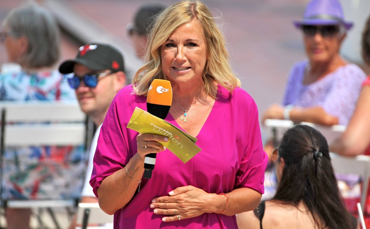 ZDF - Fernsehgarten. Moderatorin Andrea Kiwi Kiewel während der ZDF - Unterhaltungsshow Fernsehgarten am 18.06.2023 in Mainz. 20230618MWI75599 *** ZDF Fernsehgarten host Andrea Kiwi Kiewel during the  ...