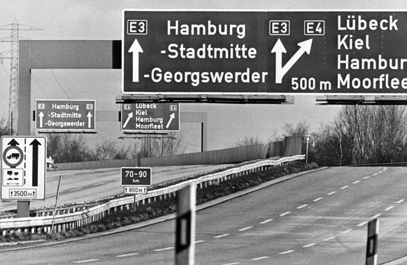 Der an einem normalen Tag stark befahrene BAB-Abzweiger kurz vor Hamburg ist während des Fahrverbotes am 25.11.1973 wie ausgestorben. Wegen der anhaltenden Ölkrise wurde am 25.11.1973 zum ersten Mal i ...