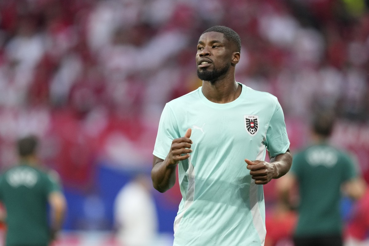 Austria&#039;s Kevin Danso warms up before a round of sixteen match between Austria and Turkey at the Euro 2024 soccer tournament in Leipzig, Germany, Tuesday, July 2, 2024. (AP Photo/Andreea Alexandr ...