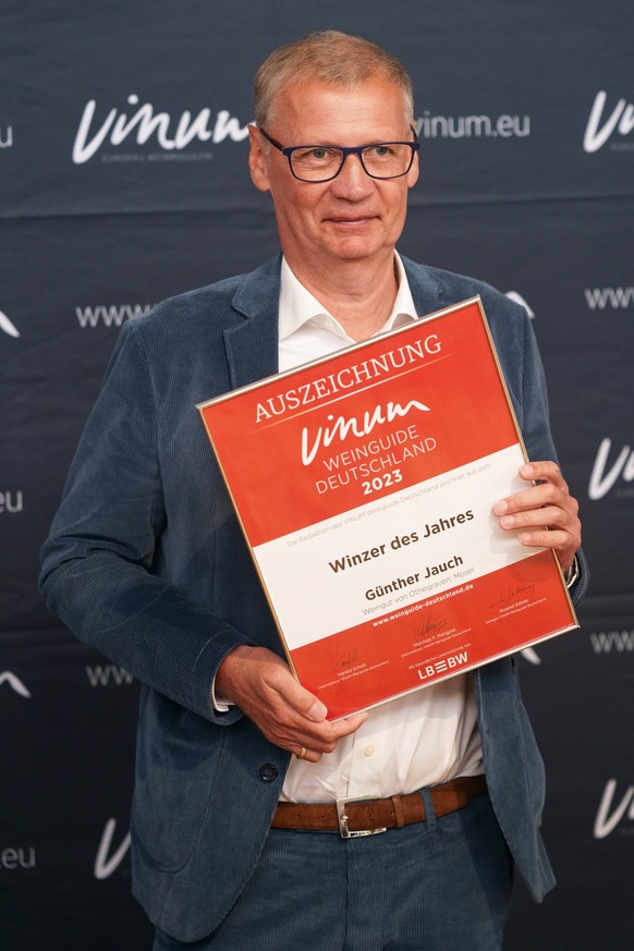 Günther Jauch freut sich über die Auszeichnung "Winzer des Jahres".
