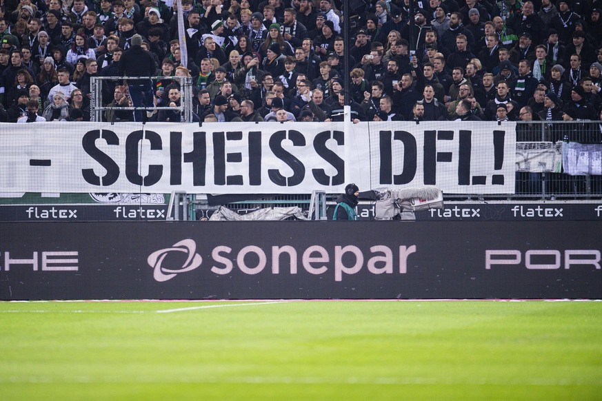 15.12.2023 - Fußball, 2023/2024, 1. Bundesliga, 15. Spieltag, Borussia Mönchengladbach - SV Werder Bremen: Protest der Fans Mönchengladbach gegen die DFL Deutsche-Fußball-Liga wegen des kommenden Inve ...