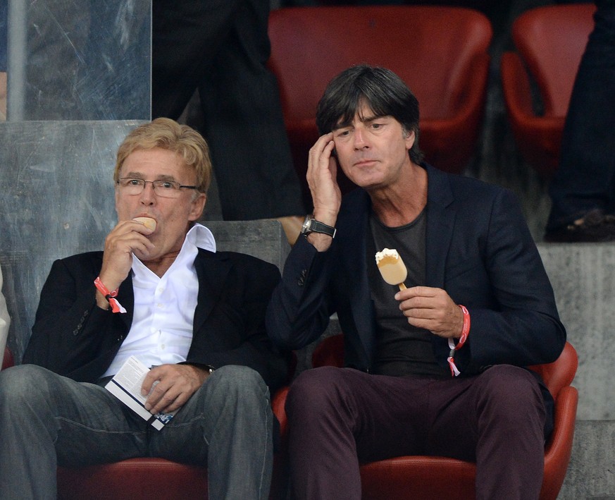 FUSSBALL INTERNATIONAL UEFA EUROPA LEAGUE SAISON 2013/2014 
Qualifikation
Grasshopper Club Zuerich - AC Florenz 22.08.2013
Bundestrainer Joachim Loew (re, Deutschland) mit Eis und DFB Scout Urs Siegen ...