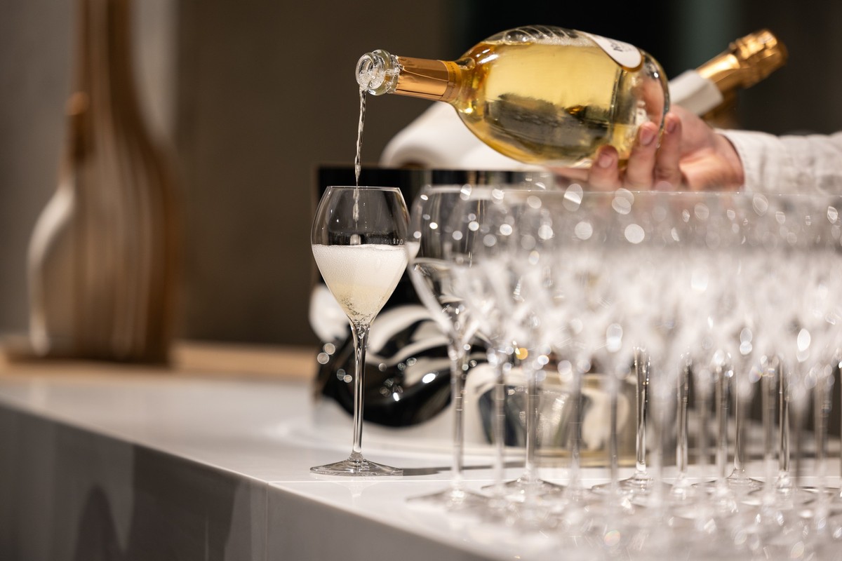 ARCHIV - 24.04.2024, Berlin: Ein Kellner schenkt ein Glas Champagner ein. (zu dpa: