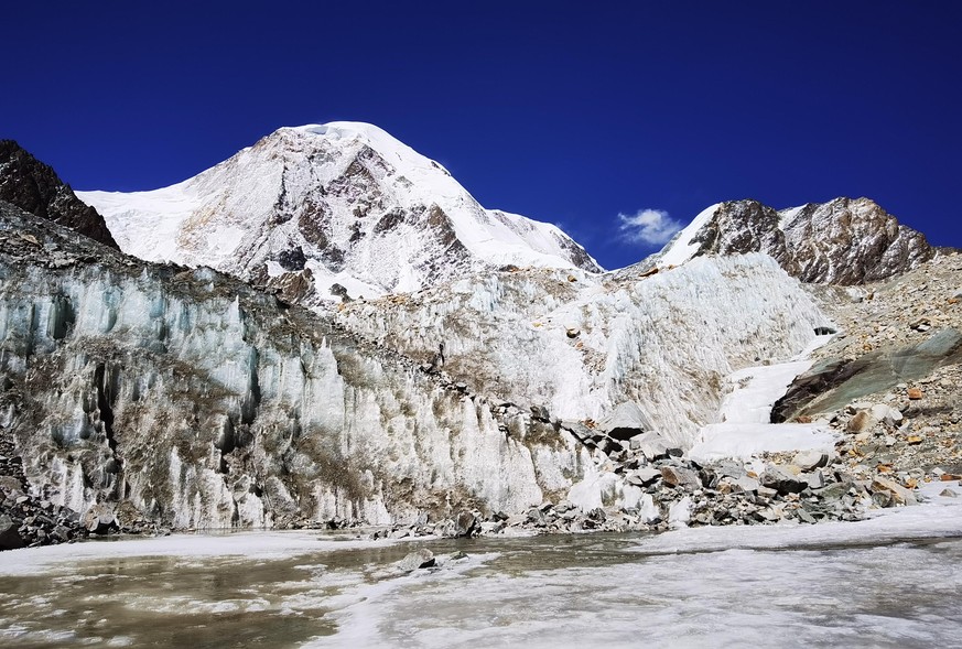 (210425) -- LHASA, April 25, 2021 (Xinhua) -- Photo taken with a mobile phone on April 24, 2021 shows the glacial landform at the foot of Mount Qungmknag in Nyemo County of Lhasa, southwest China&#039 ...