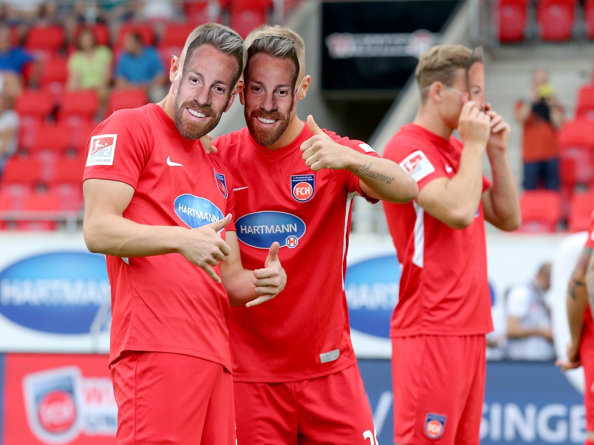 Tim Skarke ( 1.FC Heidenheim 38) Neuzugang Niklas Dorsch ( 1.FC Heidenheim ) mit Marc Schnatterer (1.FC Heidenheim 7) Masken, Fussballtestspiel, 1.FC Heidenheim vs. Hellas Verona, 2.Bundesliga, Fussba ...