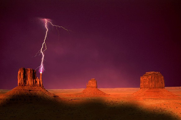 Bildnummer: 52068210 Datum: 17.05.2004 Copyright: imago/imagebroker/Michael Weber
Blitz schlägt in einen Felsen in der amerikanischen Wüste ein, Landschaft; 2004, Utah, Blitz, Gewitter, , einschlagen, ...