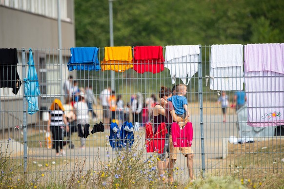 Fluechtlinge, darunter auch Kinder, sind am 12.08.2015 in der Zentralen Anlaufstelle f�r Asylbewerber Zast in Halberstadt untergebracht. Refugees, including children, are housed in the central contact ...