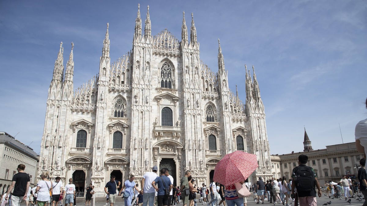 15.08.2024, Italien, Mailand: Touristen laufen an «Ferragosto» (15.8.), dem Höhepunkt der Sommersaison in Italien, zum Dom. Foto: Marco Ottico/LaPresse via ZUMA Press/dpa +++ dpa-Bildfunk +++