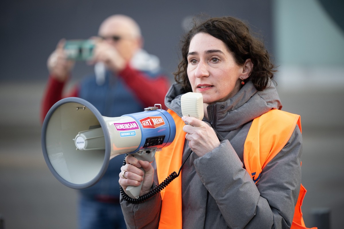 28.02.2023, Hessen, Fulda: Cosima Ingenschay, EVG-Verhandlungsf�hrerin, spricht vor der ersten Runde der Tarifverhandlungen zwischen der Gewerkschaft EVG und der Deutsche Bahn AG. Dar�ber hinaus finde ...