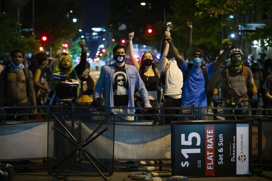 May 30, 2020, Washington, DC, USA: Crowds protesting the killing of George Floyd clash with police in the blocks just north of the White House and Lafayette Square in Washington, DC. Washington USA -  ...