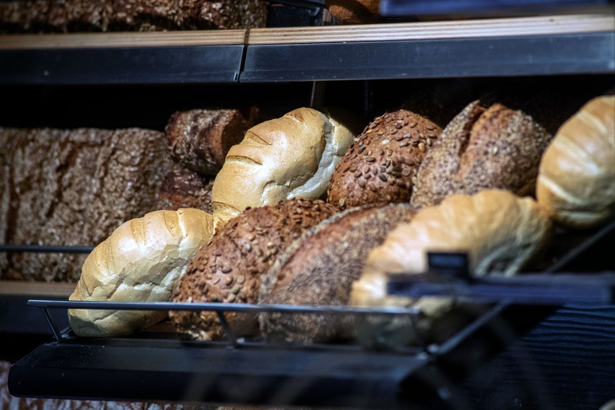 02.11.2023, Mecklenburg-Vorpommern, Stralsund: Backwaren liegen in den Auslagen einer Bäckerei. Foto: Stefan Sauer/dpa +++ dpa-Bildfunk +++