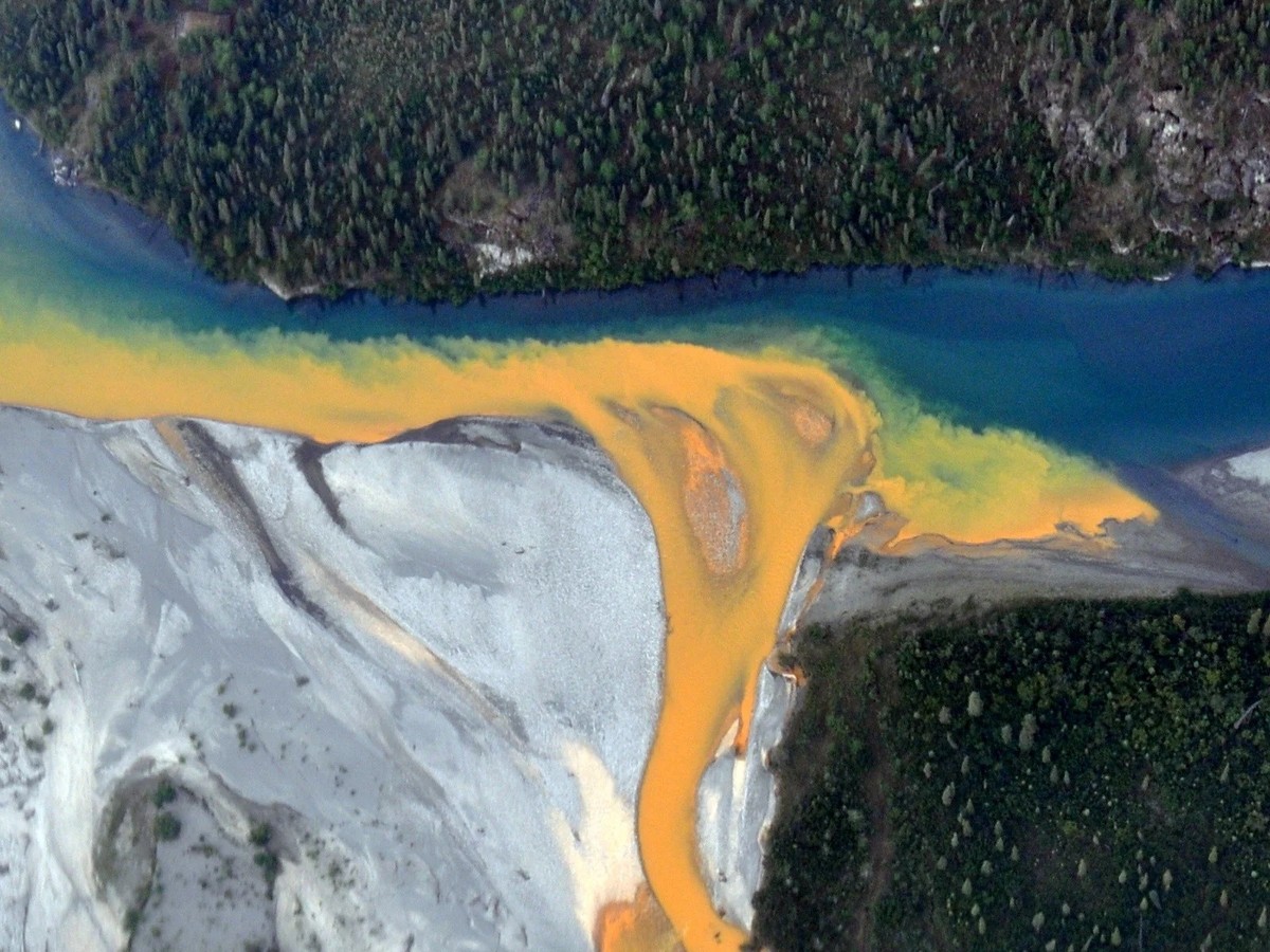 Als hätte jemand Farbe ausgekippt: Der Kutuk River in Alaska aus der Luft.