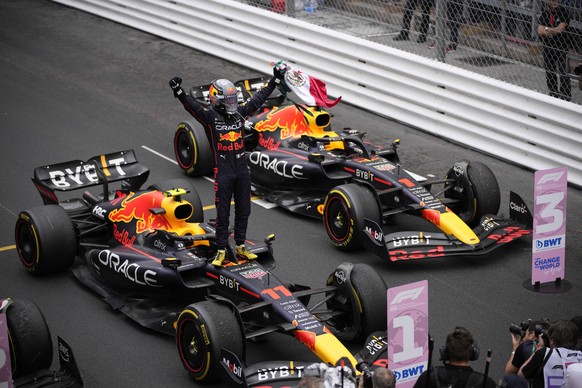 29.05.2022, Monaco: Motorsport: Formel-1-Weltmeisterschaft, Grand Prix von Monaco, Rennen: Red-Bull-Pilot Sergio Perez aus Mexiko feiert seinen Sieg. Foto: Daniel Cole/AP/dpa +++ dpa-Bildfunk +++