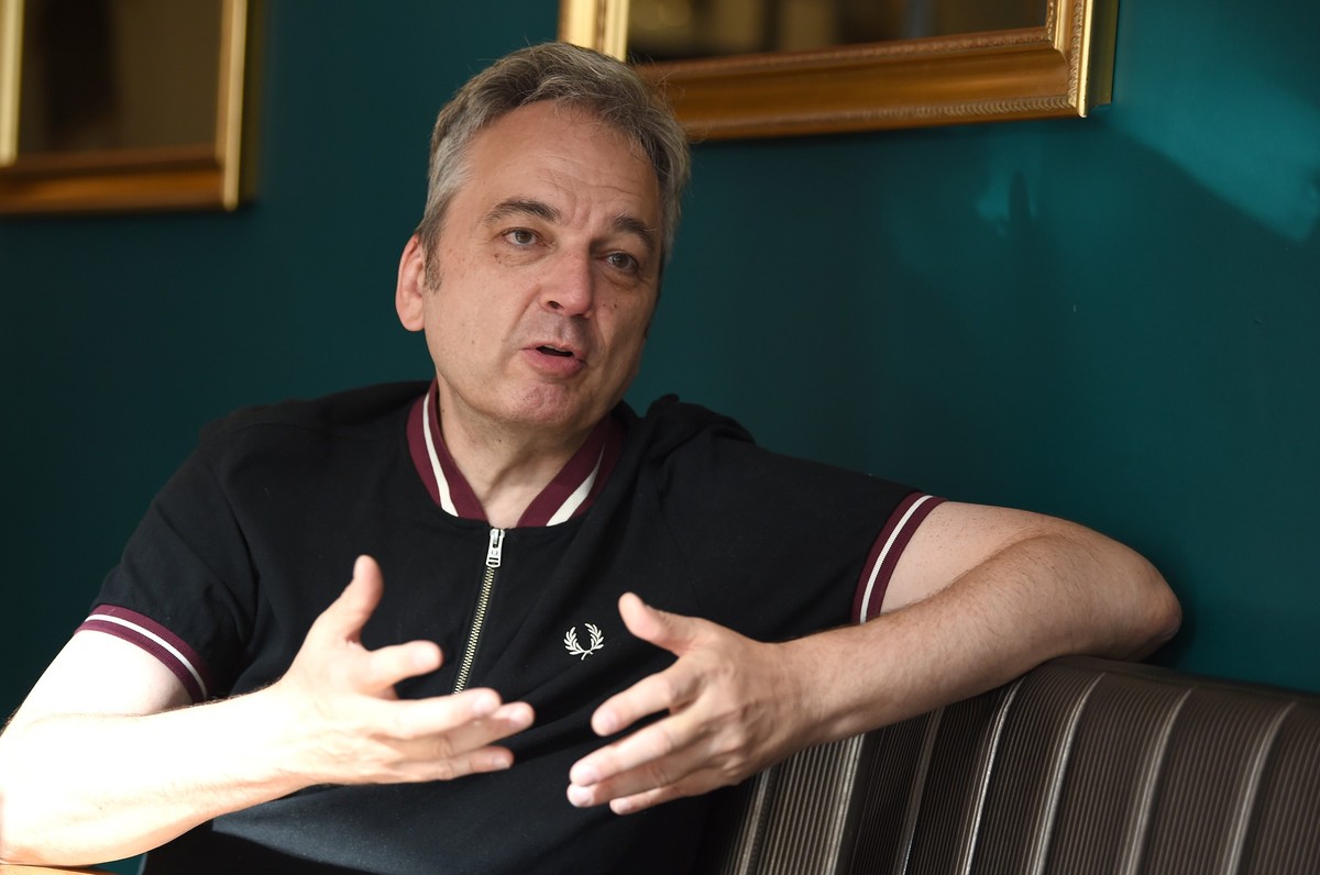 PRODUKTION - 08.08.2022, Bremen: Arnd Zeigler spricht in einem Interview in seinem Studio. Der Stadionsprecher von Werder Bremen und Moderator der Sendung �Zeiglers wunderbare Welt des Fu�balls� hat s ...