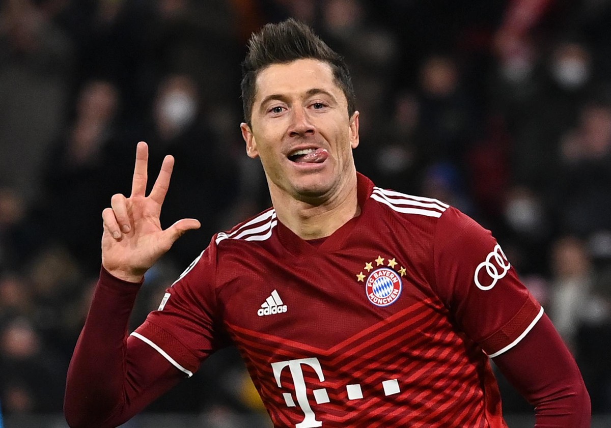 Fußball, Champions League, Bayern München - RB Salzburg, Achtelfinale, Rückspiele in der Allianz Arena. Münchens Robert Lewandowski bejubelt sein Tor zum 3:0.