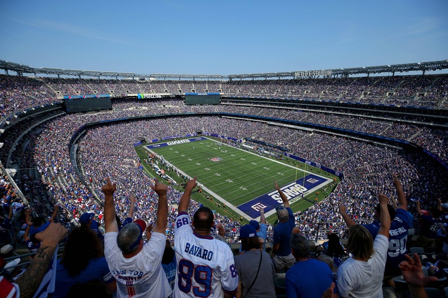 NFL, American Football Herren, USA Carolina Panthers at New York Giants Sep 18, 2022 East Rutherford, New Jersey, USA New. York Giants fans react during the first quarter against the Carolina Panthers ...