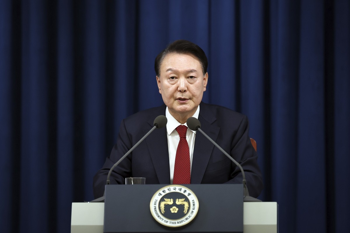 HANDOUT - 04.12.2024, Südkorea, Seoul: Auf diesem vom südkoreanischen Präsidialamt zur Verfügung gestellten Foto spricht der südkoreanische Präsident Yoon Suk Yeol während einer Pressekonferenz im Prä ...