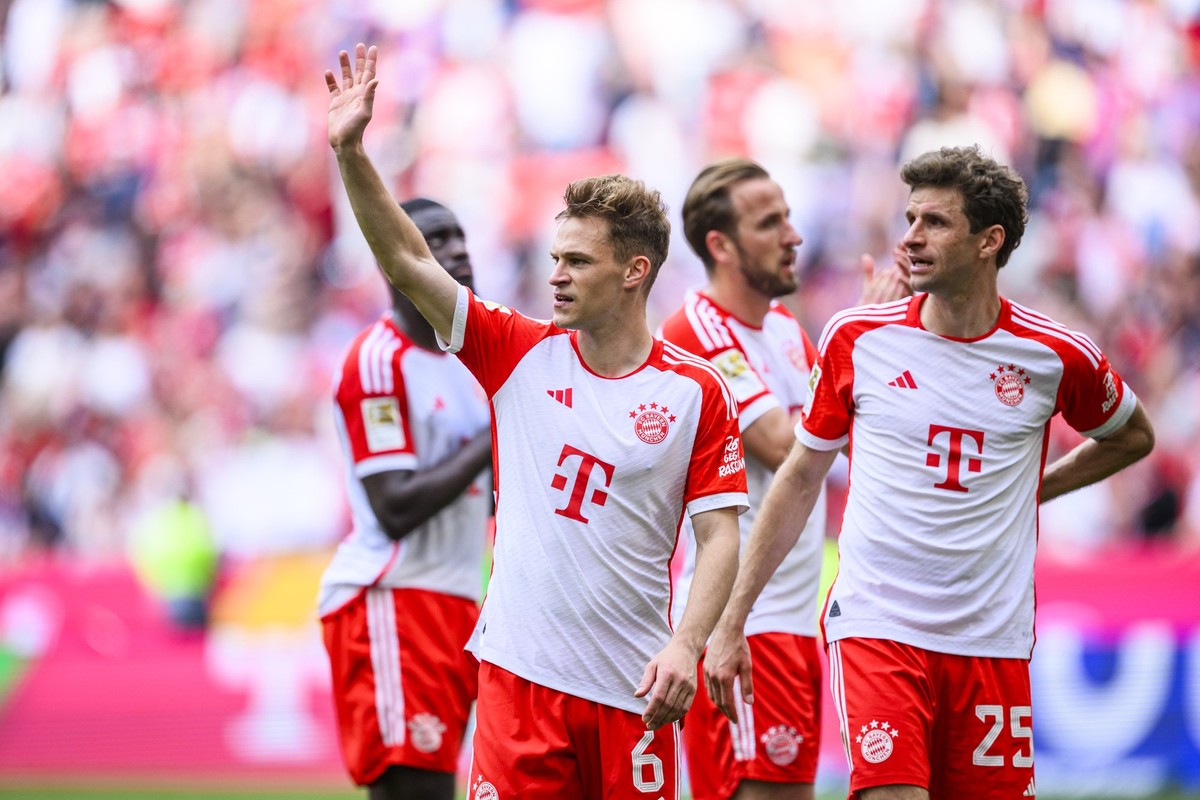 13.04.2024, Bayern, München: Fußball: Bundesliga, Bayern München - 1. FC Köln, 29. Spieltag, Allianz Arena. Münchens Joshua Kimmich (l) bedankt sich nach dem Spiel bei den Fans für die Unterstützung.  ...