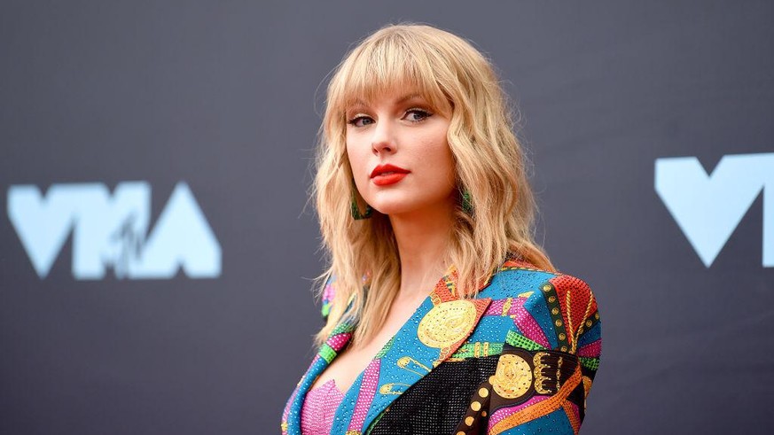 NEWARK, NEW JERSEY - AUGUST 26: Taylor Swift attends the 2019 MTV Video Music Awards at Prudential Center on August 26, 2019 in Newark, New Jersey. (Photo by Jamie McCarthy/Getty Images for MTV)