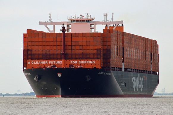 News Bilder des Tages Der Containerfrachter Berlin Express der Reederei Hapag Lloyd l