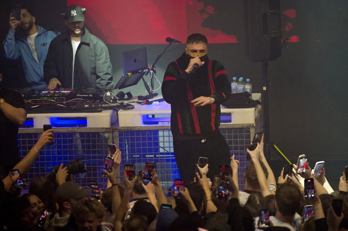 15.11.2025, Niedersachsen, Osnabrück: Der Rapper Haftbefehl gibt ein Konzert im Alando Ballhaus. Foto: Philipp Hülsmann/dpa +++ dpa-Bildfunk +++