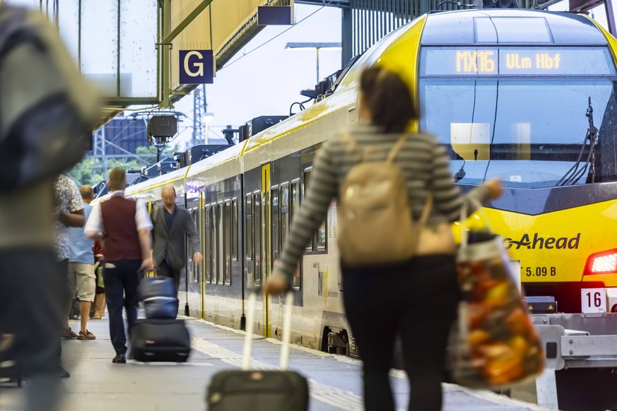 Nahverkehrtszug der Gesellschaft Go-Ahead. Hauptbahnhof Stuttgart am Abend. MEX16 nach Ulm. // 31.07.2023: Stuttgart, Baden-Württemberg, Deutschland, Europa *** Local train of the company Go Ahead Hau ...