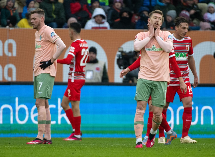 04.03.2023, Bayern, Augsburg: Fußball: Bundesliga, FC Augsburg - Werder Bremen, 23. Spieltag in der WWK-Arena. Marvin Duksch (l) und Mitchell Weiser von Bremen sind enttäuscht. Foto: Stefan Puchner/dp ...