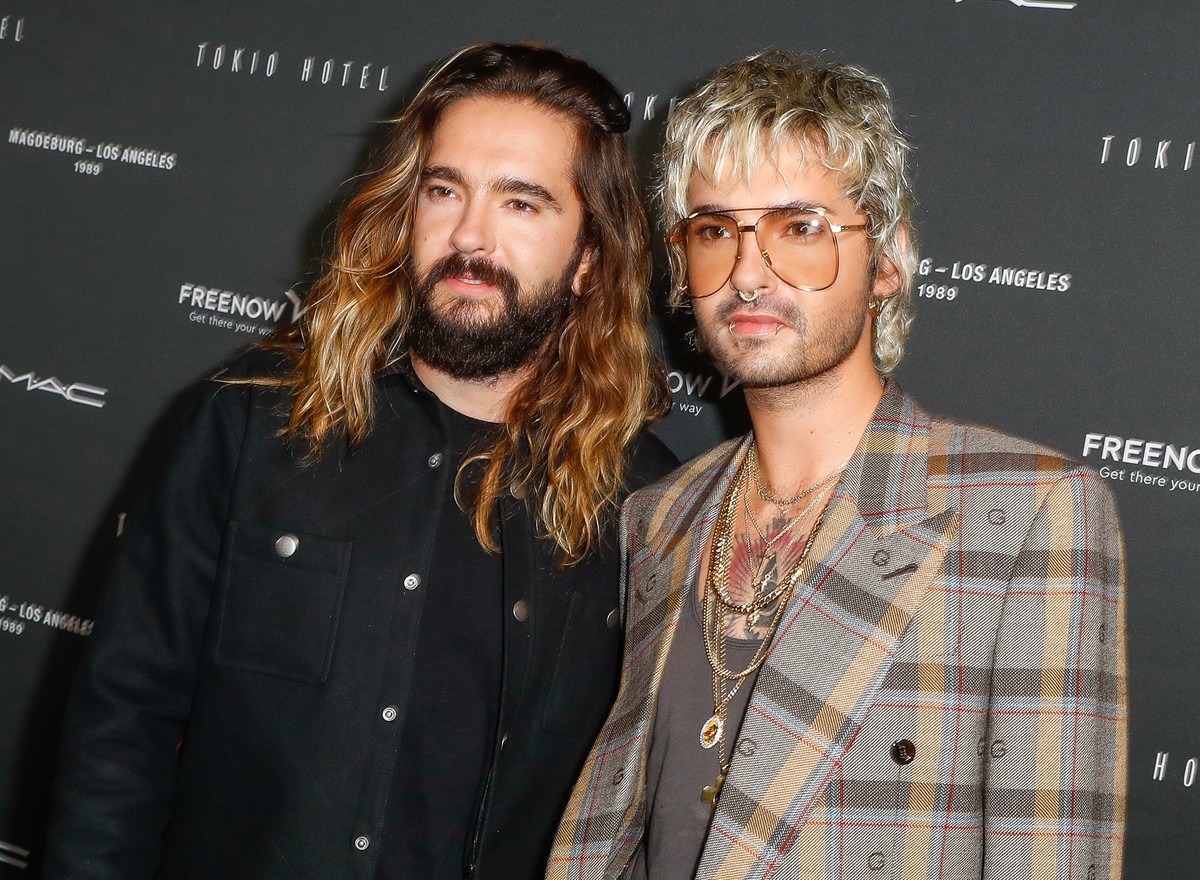 ARCHIV - 22.10.2021, Berlin: Tom Kaulitz (l) und sein Bruder Bill Kaulitz kommen zu einem Event von Tokio Hotel. (zu dpa: