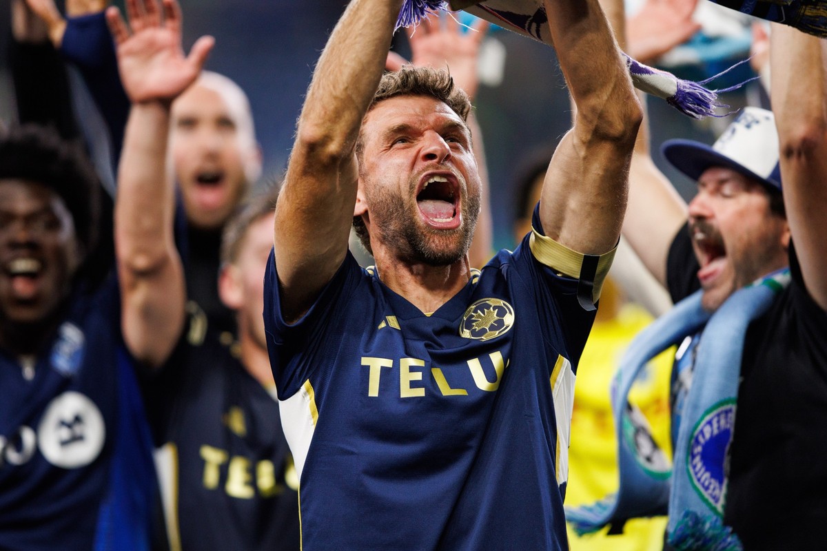 28.09.2025, USA, Seattle: Thomas Müller von Vancouver Whitecaps FC feiert nach dem MLS-Fußballspiel gegen Seattle Sounders FC am Samstag in Seattle den Titel im Cascadia Cup. Foto: Kevin Ng/FR172278 A ...