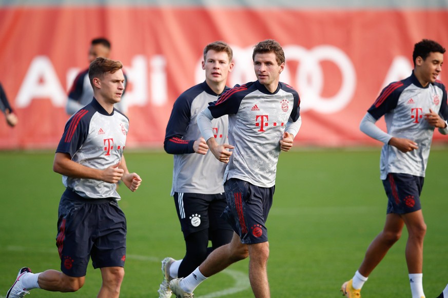 Achtung Poolfoto v.re:Jamal MUSIALA Bayern Muenchen, Thomas MUELLER M