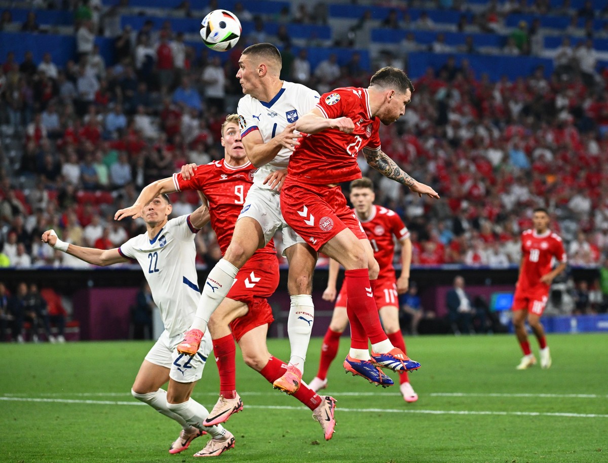 25.06.2024, Bayern, M�nchen: Fu�ball, UEFA Euro 2024, EM, D�nemark - Serbien, Vorrunde, Gruppe C, Spieltag 3, M�nchen Fu�ball Arena, Serbiens Nikola Milenkovic (Mitte l) und D�nemarks Pierre-Emile H�j ...