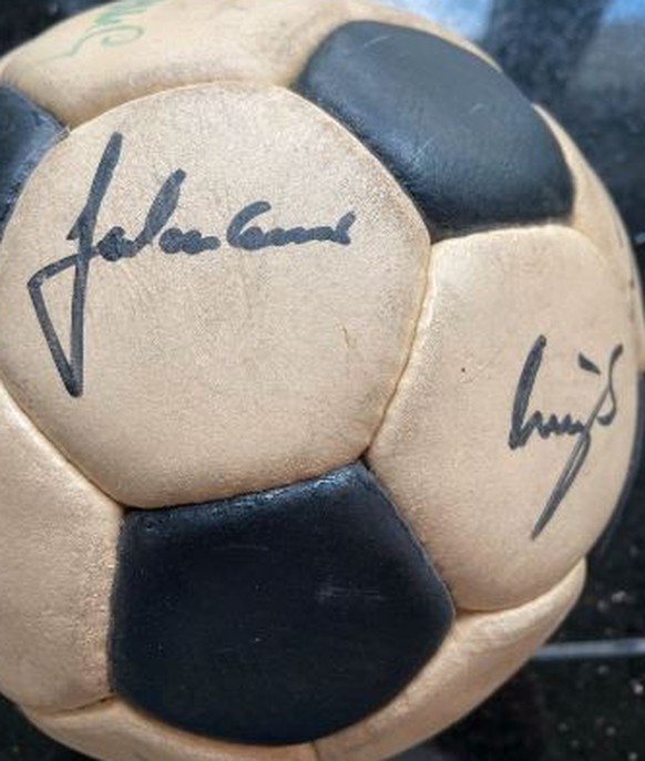 Dieser WM-Ball mit Beckenbauer-Unterschrift kostet ein kleines Vermögen.