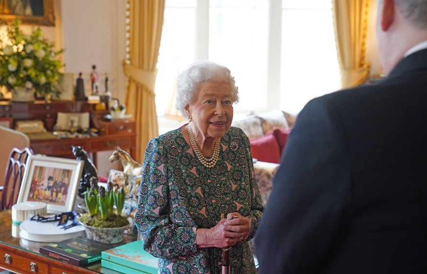 Entertainment Bilder des Tages . 16/02/2022. Windsor, United Kingdom. Queen Elizabeth II during an audience at Windsor Castle where she met the incoming and outgoing Defence Service Secretaries. PUBLI ...