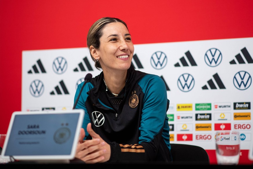 Sara Doorsoun Deutschland, 23 bei der Pressekonferenz, AUT, DFB-Frauen-Nationalmannschaft Deutschland, UEFA Women's EM 2025-Qualifikation, MD-1-Pressekonferenz und Abschlusstraining Deutschland, 04.0 ...