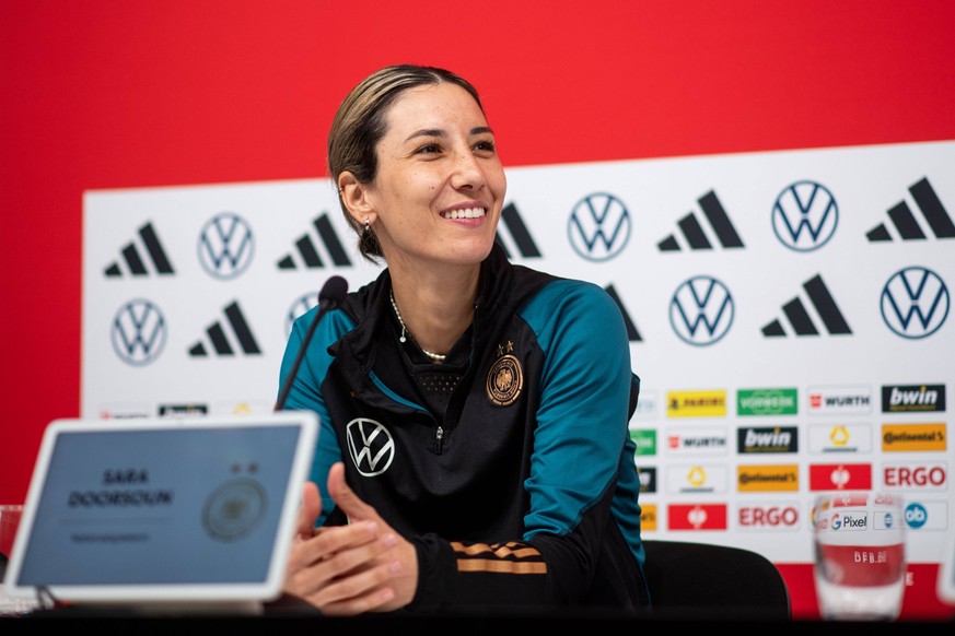 Sara Doorsoun Deutschland, 23 bei der Pressekonferenz, AUT, DFB Frauen Nationalmannschaft Deutschland, UEFA Womens Euro 2025 Qualifikation, MD-1 Pressekonferenz und Abschlusstraining Deutschland, 04.0 ...