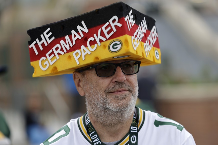 28.09.2023, USA, Green Bay: American Football: Profiliga NFL, Hauptrunde, Green Bay Packers - Detroit Lions. Fan Matthias Kraus trägt vor dem Spiel einen Hut mit der Aufschrift «The German Packer». Fo ...