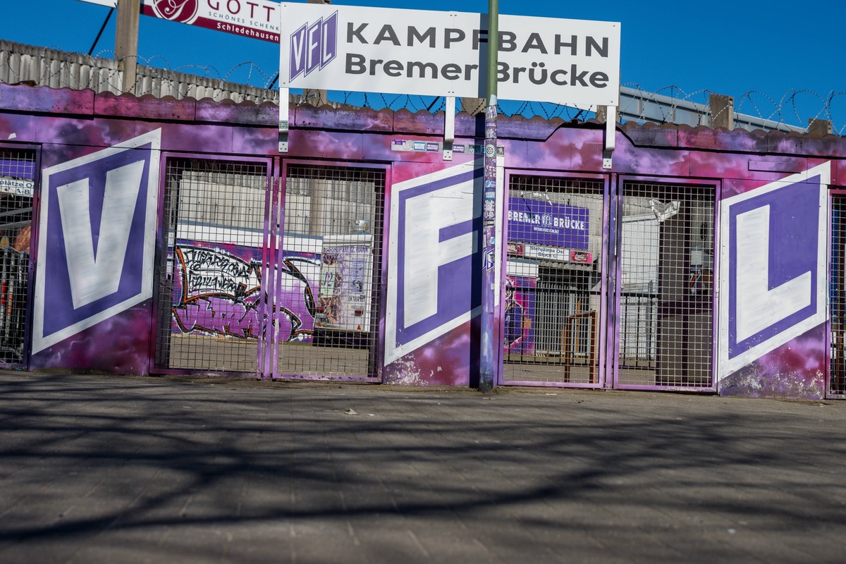 Die 1. und 2. Bundesliga sind aufgrund der Coronavirus-Pandemie in der Zwangspause. Die Stadiontore sind bis auf weiteres geschlossen, so wie hier in Osnabrück.