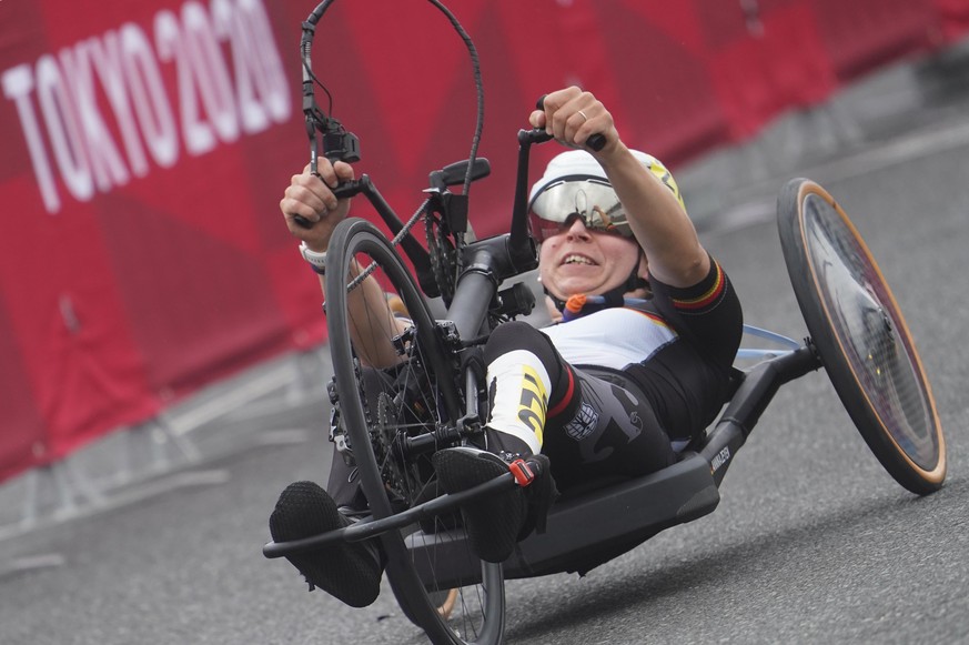 Paralympics: Para-Radsport, Frauen, Zeitfahren, Fuji International Speedway. Annika Zeyen (Deutschland) auf der Strecke.