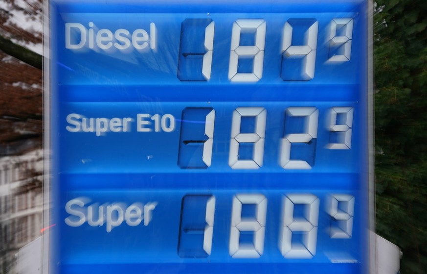 PRODUKTION - 15.01.2024, Hamburg: Kraftstoffpreise werden an einer Tankstelle angezeigt. Das Statistische Bundesamt gibt die Inflationsrate f