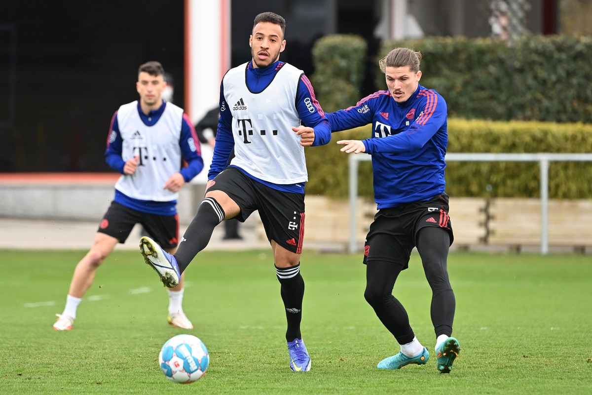 Corentin TOLISSO (Bayern Muenchen), Aktion,Zweikampf gegen Marcel SABITZER (Bayern Muenchen). FC Bayern Muenchen,oeffentliches Training an der Saebener Strasse am 15.03.2022. Fussball 1. Bundesliga,Sa ...