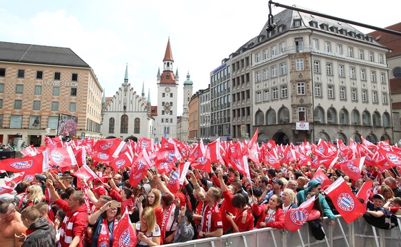 SOCCER - 1.DFL, Bayern, championship celebration MUNICH,GERMANY,20.MAY.18 - SOCCER - 1. DFL, 1. Deutsche Bundesliga, FC Bayern Muenchen, championship celebration. Image shows fans of Bayern. PUBLICATI ...