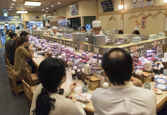 Kaiten-zushi Restaurant mit Sushi auf rotierenden F�rderband, Kyoto, Japan, Asien Copyright: imageBROKER/PetrxSvarc iblpsi04390675.jpg

Kaiten Zushi Restaurant with Sushi on rotating Conveyor belt K ...