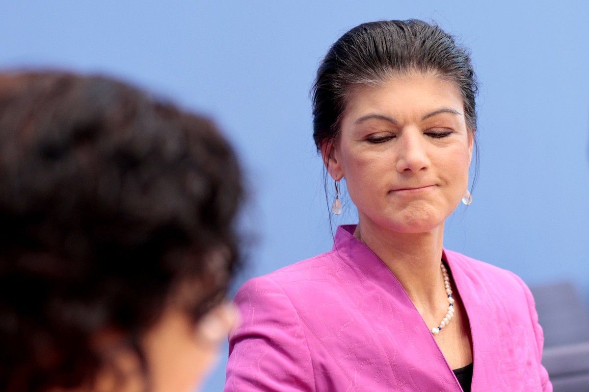 ARCHIV - 24.02.2025, Berlin: Sahra Wagenknecht (r), Spitzenkandidatin und Parteivorsitzende vom B�ndnis Sahra Wagenknecht (BSW), und Amira Mohamed Ali, Parteivorsitzende des BSW, aufgenommen im Haus d ...