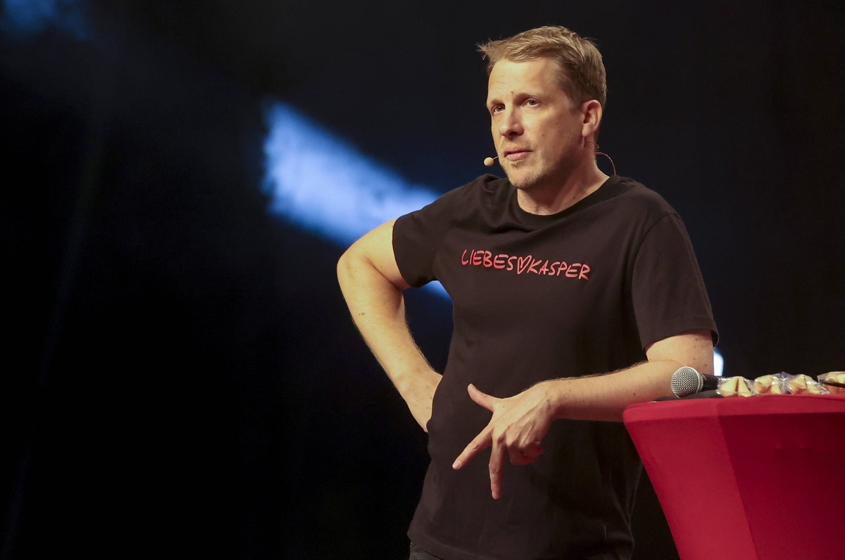 Oliver Pocher steht auf der Buehne und praesentiert sein Programm, Der Liebeskasper, Oliver Pocher, Friedrich-Ebert-Halle, 12.05.2024, Ludwigshafen, Deutschland. *** Oliver Pocher is on stage and pres ...
