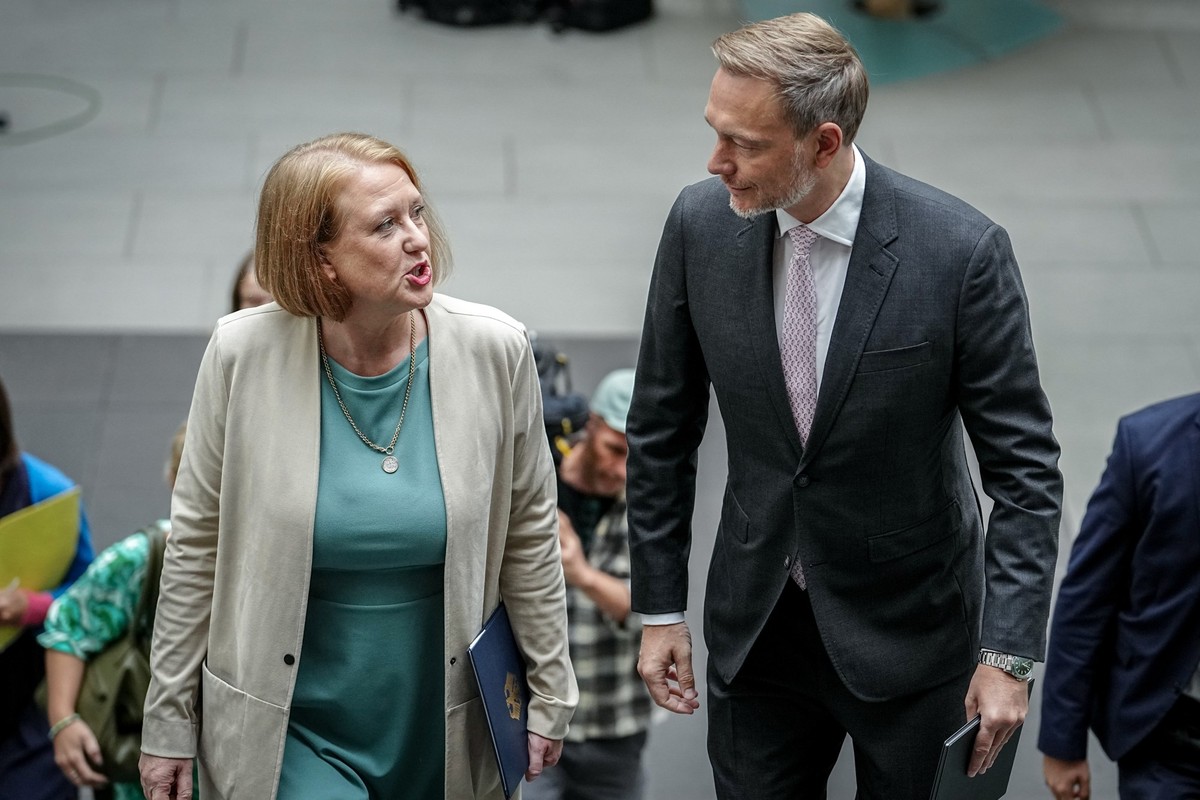 28.08.2023, Berlin: Lisa Paus (Bündnis 90/Die Grünen, l), Bundesministerin für Familie, Senioren, Frauen und Jugend, und Christian Lindner (FDP), Bundesminister der Finanzen, kommen zur Pressekonferen ...