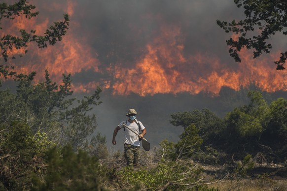 25.07.2023, Griechenland, Rhodos: Ein Wald steht in Flammen im Dorf Vati. Die Feuer sind in allen betroffenen Regionen Griechenlands unter Kontrolle gebracht worden. Dies berichtete der staatliche gri ...
