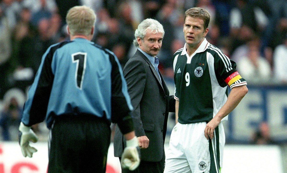 Bildnummer: 00391976 Datum: 06.10.2001 Copyright: imago/Camera 4
V.re. Oliver Bierhoff und Teamchef Rudi Völler nehmen die Vorwürfe von Torwart Oliver Kahn (alle Deutschland) enttäuscht hin; Nationalt ...