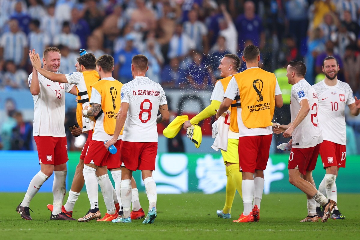 30.11.2022, Katar, Doha: Fu�ball, WM 2022 in Katar, Polen - Argentinien, Vorrunde, Gruppe C, Spieltag 3 im Stadion 974 in Doha, Spieler von Polen freuen sich �ber das Erreichen des Viertelfinales. Fot ...